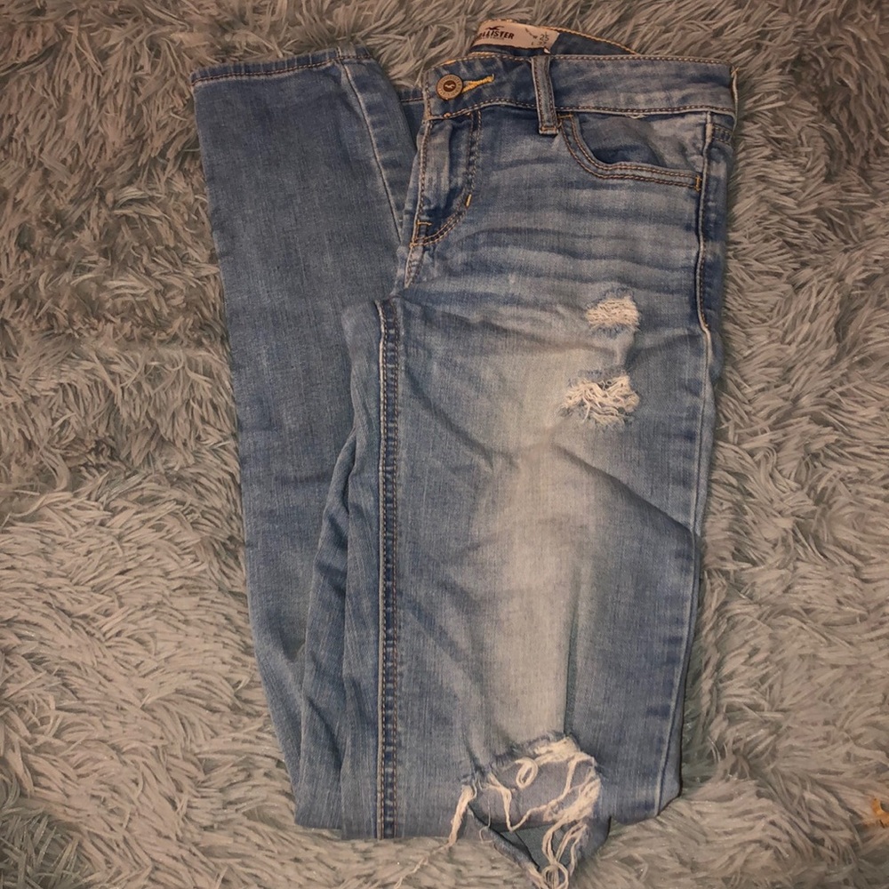 ✨Hollister Distressed Jeans✨